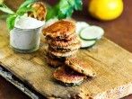 Vegetarisches Schnitzel - panierte <strong>Zucchini</strong> mit Minz-Dip