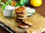 Vegetarisches Schnitzel - panierte Zucchini mit Minz-Dip