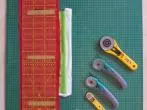 Papier mit Rollschneider schneiden