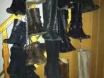 Stiefel platzsparend und originell aufbewahren