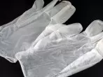 Latex Einweghandschuhe kleben zusammen