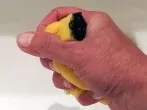 Wischschwamm (Putzschwamm) nach dem Abwasch ausdrücken