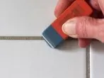 Fliesenfugen hell mit Radiergummi