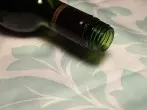 Rotweinfleck auf der Tischdecke