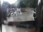 Aufkleber-Reste mit Reinigungsbenzin entfernen