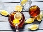 <strong>Kalorienarm</strong> und gesund: Zitronen-Eistee selbst machen