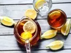 Kalorienarm und gesund: Zitronen-Eistee selbst machen