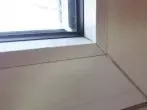 Reinigung von weißen Fensterrahmen mit Backofenspray
