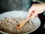 Gehacktes krümelig braten
