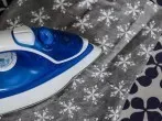 Recyceln von Geschenkpapier durch Bügeln