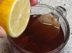 Verfärbungen durch Schwarztee vermeiden
