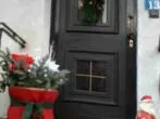 Weihnachtliche Dekoration vor der Hauseingangstür