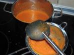 Knoblauch-Tomaten-Paprika-Suppe mit <strong>Ziegenfrischk&auml;se</strong>