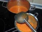Knoblauch-Tomaten-Paprika-Suppe mit Ziegenfrischkäse
