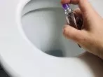 Duft im Bad: Eau de Cologne in die Toilette