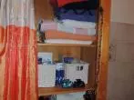 Alter Bücherschrank - im Badezimmer