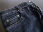 Farbe in dunklen Jeans erhalten