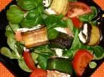 Feldsalat mit gebratenen, gefüllten Zucchinirollen
