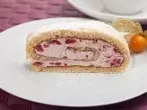 Biskuitrolle mit Erdbeer-Sahne