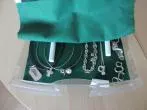 Schmuck in Schubladenbox aufbewahren