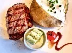 Grillsteaks einlegen im Gefrierschrank