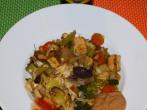 Bami mit ganz viel Gem&uuml;se und Erdnusssauce