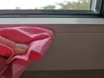 Fensterputz: Schmale Ritzen reinigen