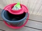 Knie schonen beim Putzen