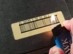 Aufkleber auf Büchern usw. mit Feuerzeug entfernen