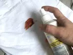 Rote Marinade Flecken aus Kleidung entfernen