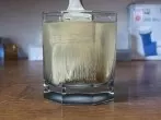 Eingetrocknete Acrylfarbe aus Pinseln entfernen