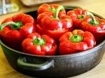 <strong>Gef&uuml;llte</strong> Paprikaschoten in Tomatensauce