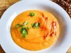 Cremesuppe aus roten Linsen und Karotten