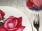 Kleine Kinder zum Tischdecken animieren