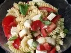 Sommerpasta mit Tomaten und Mozzarella