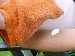 Sonnencreme ganz leicht mit einem feuchten Waschlappen auftragen