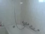 Waschbecken und Badewanne mit Waschpulver reinigen