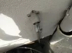 Abgebrochener Wasserhahn (oder Gussrohr) aus Gewinde herausdrehen