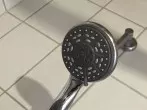Duschkopf entkalken im Wasserkocher