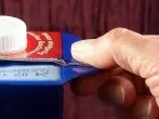 "Öhrchen" am Tetrapack als Antiquetschhilfe für Kinder