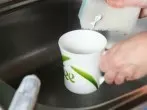 Teeflecken mit Zahnpasta aus Tassen entfernen