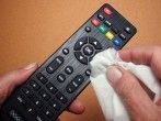 Fernbedienungen und Telefon in Hotelzimmer desinfizieren
