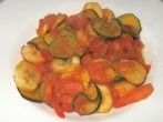 <strong>Zucchini</strong>-Pfanne mit Banane und Tomate