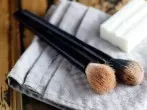 Mit Kernseife Make-up Pinsel säubern
