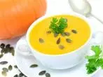Kürbissuppe im Kürbis