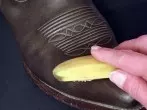 Lederschuhe glänzend mit Bananenschalen