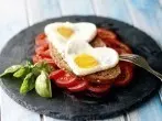 Gesunder Frühstücksteller mit Spiegeleier in Herzfrom