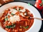 Pesto-Nudelschnecken mit <strong>Tomatenso&szlig;e</strong>