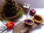 Schmuck in goldener Walnuss verschenken