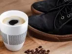 Salzränder auf Schuhen mit Kaffee entfernen